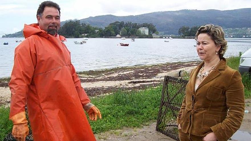 La portavoz del PP de Redondela, Francisca Canal, se reunió con marineros en la playa de Cesantes.