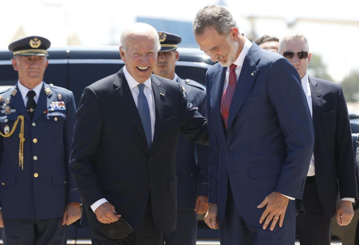 TORREJÓN DE ARDOZ (MADRID), 28/06/2022.- El rey Felipe VI saluda al presidente de Estados Unidos, Joe Biden, a su llegada este martes a la Base Aérea de Torrejón de Ardoz, en Madrid, para asistir a la cumbre de la OTAN que se celebra hasta el jueves 30 de junio. EFE/J.J. Guillén