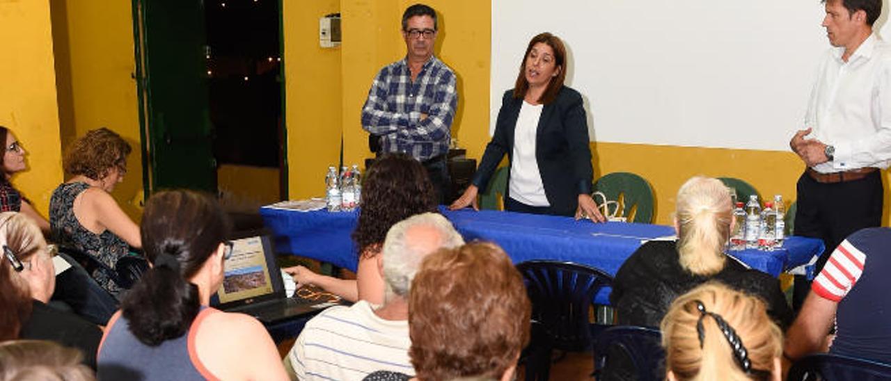 Carmen Hernández, con el gerente y un abogado de Fomentas, el lunes, en la reunión con los vecinos en Jinámar.