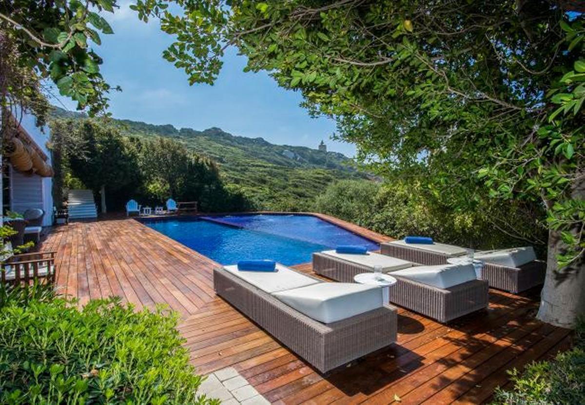 La piscina privada de La Recoleta, una de las casas turísticas de Zaharavillas.com