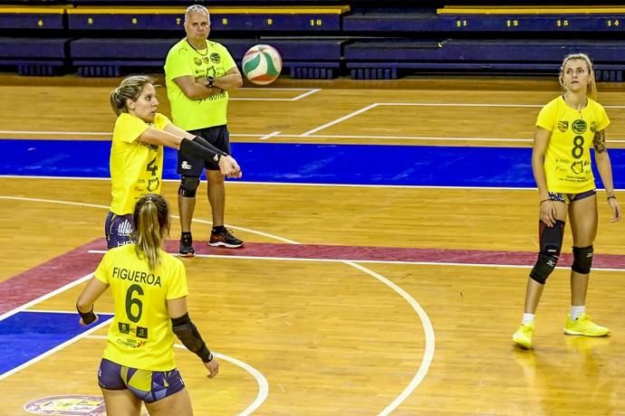 25-02-20 DEPORTES. CENTRO INSULAR DE LOS DEPORTES. LAS PALMAS DE GRAN CANARIA. Entrenamiento y foto de grupo del equipo femenino de volleyball IBSA 7 Palmas.    Fotos: Juan Castro.  | 25/02/2020 | Fotógrafo: Juan Carlos Castro