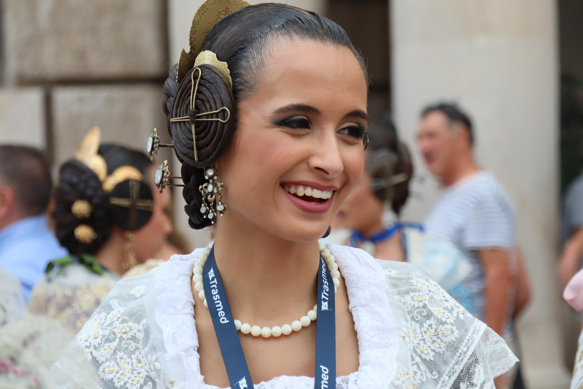 Concentración fallera en la Plaza del Ayuntamiento con las candidatas a FMV2025