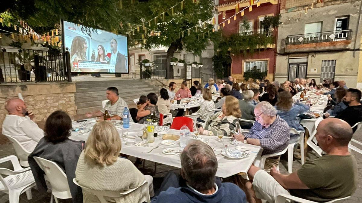 Pantalla gigante instalada en Pinet para seguir la conexión en directo de À Punt con la Fallera Mayor.