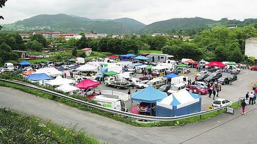 Parque cerrado del rally de Grado.