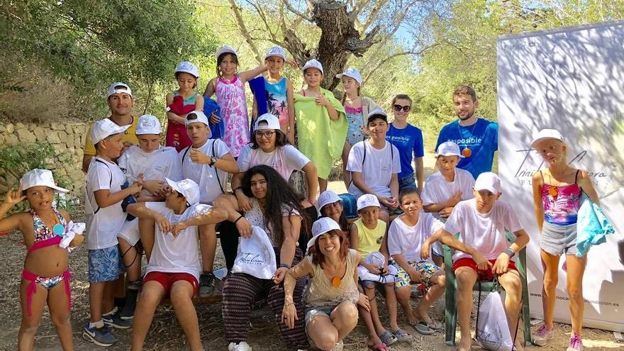 Un grupo de niños atendidos por Cruz Roja aprende a cuidar la naturaleza