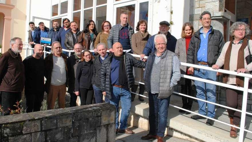 Asistentes al encuentro sobre Restaurantes de la Reserva, ayer, ante el Concello de Abegondo.