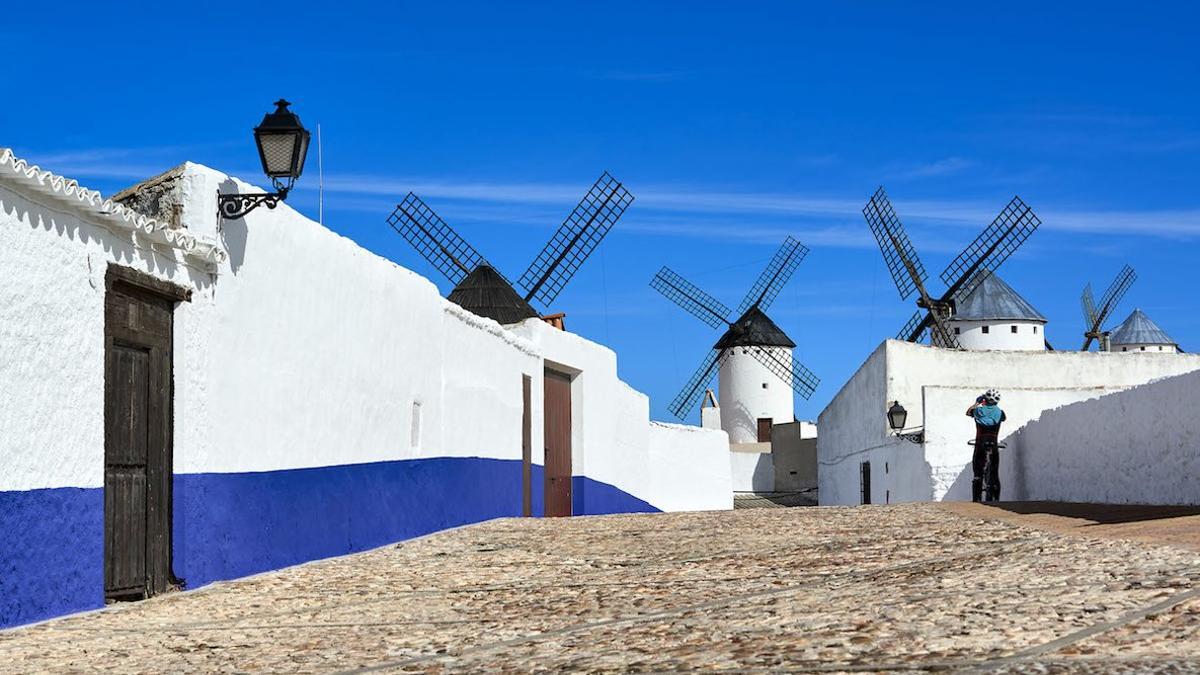 Los molinos de Campo de Criptana protagonizan una de las escenas más reconocidas de Don Quijote de la Mancha