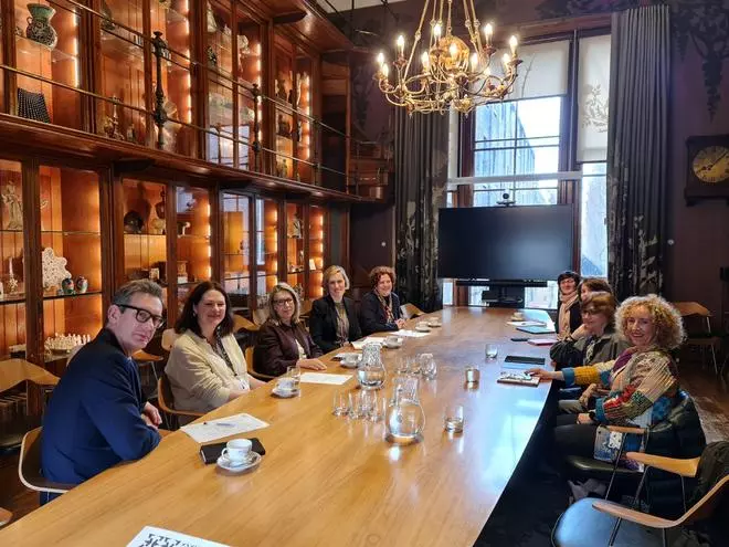 La Generalitat plantea en Londres nuevos estudios en el Gran Retaule de Sant Jordi