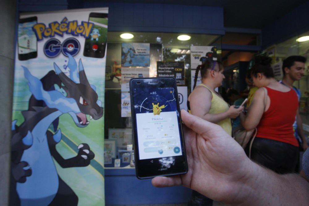 Més d'un centenar de persones es troben per caçar Pokémons a Salt