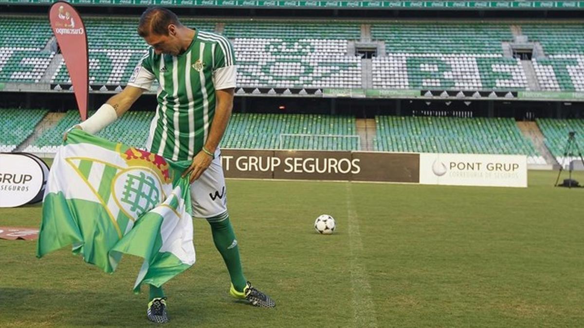 Joaquín da unos pases taurinos con una bandera del Betis en su presentación, en septiembre pasado