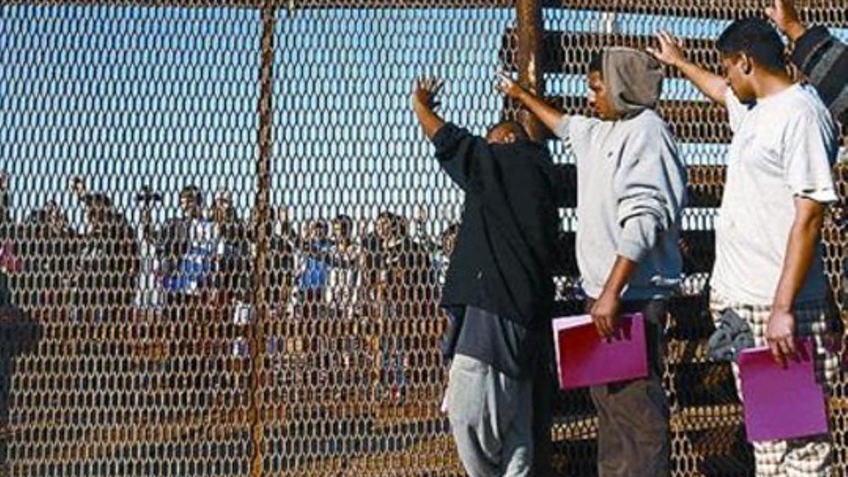 Un grupo de inmigrantes deportados en Tijuana.