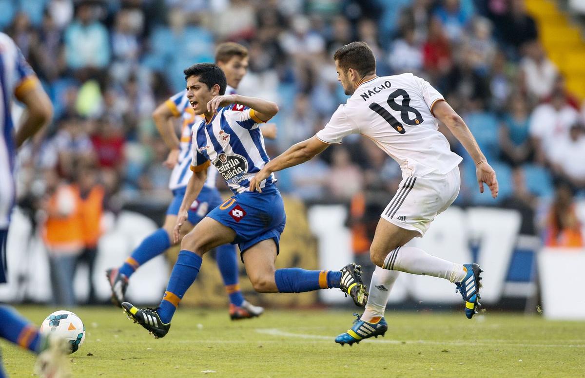 TROFEO TERESA HERRERA DE FUTBOL DISPUTADO EN EL ESTADIO DE RIAZOR ENTRE EL REAL CLUB DEPORTIVO DE A CORUÑA Y EL REAL MADRID. EN LA FOTO, BICHO ES OBJETO DE UNA FALTA POR PARTE DE NACHO, DEL REAL MADRID. FUTBOL. PARTIDOS AMISTOSOS. TORNEOS VERANIEGOS. TORNEOS DE VERANO.