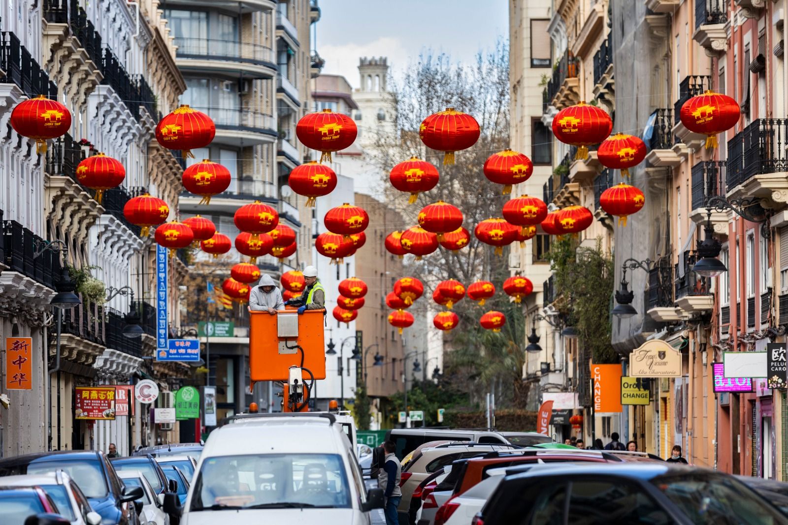 Así ha sido el montaje del nuevo año chino en el Chinatown de València