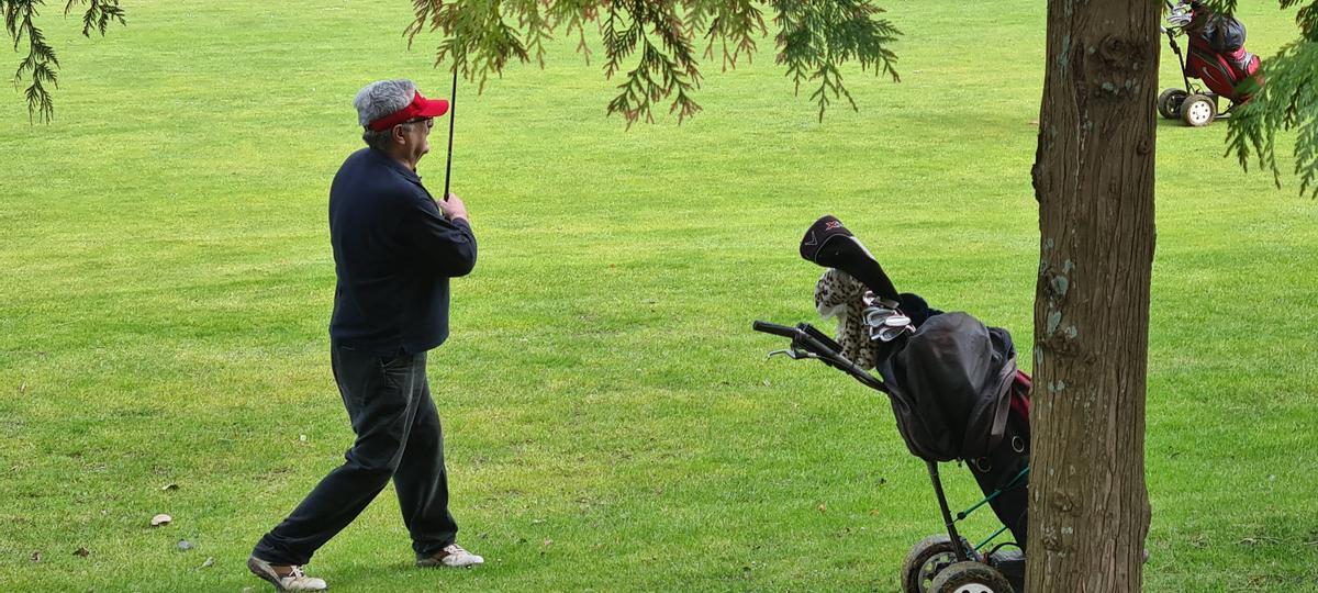 Un jugador tras patear su bola en una de las calles de Golf La Toja.