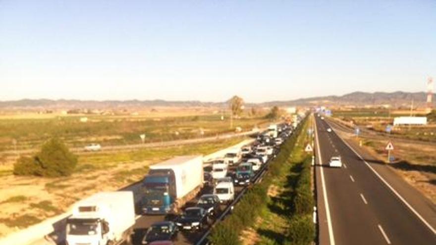 Imagen de las retenciones provocadas por el accidente