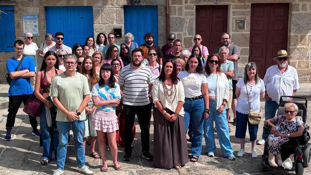 Lucñia Santos, en primera fila en el centro, con simpatrizantes y militantes en el acto de apoyo