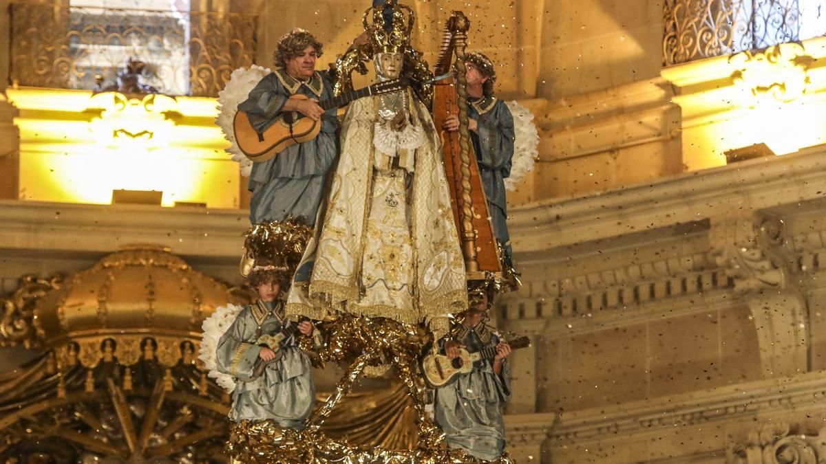 Un momento de la Coronación durante la representación de La Festa el pasado agosto en la basílica de Santa María de Elche