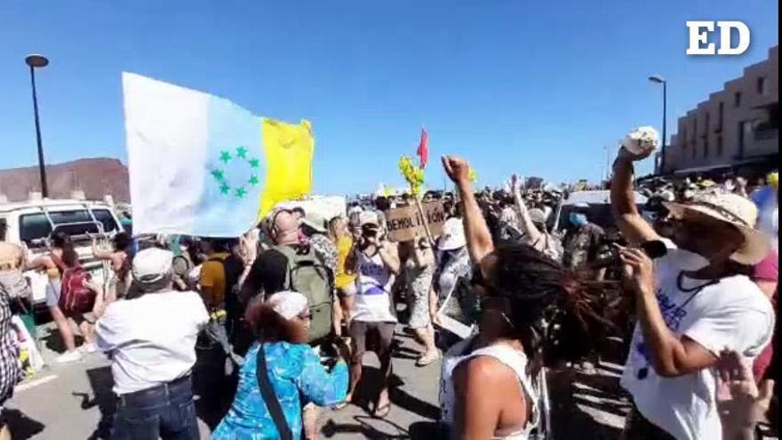 Vídeo: Concentración en La Tejita para protestar por la construcción del hotel