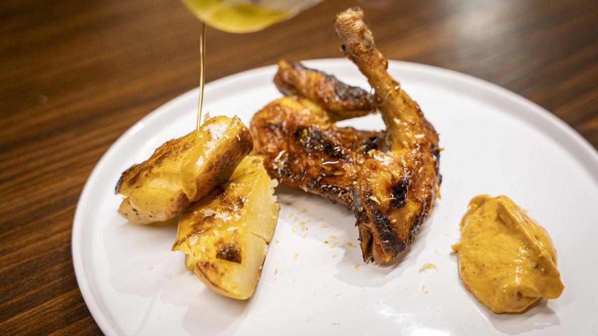 El picantó a la brasa con especias, patata y mayonesa de Arrel.