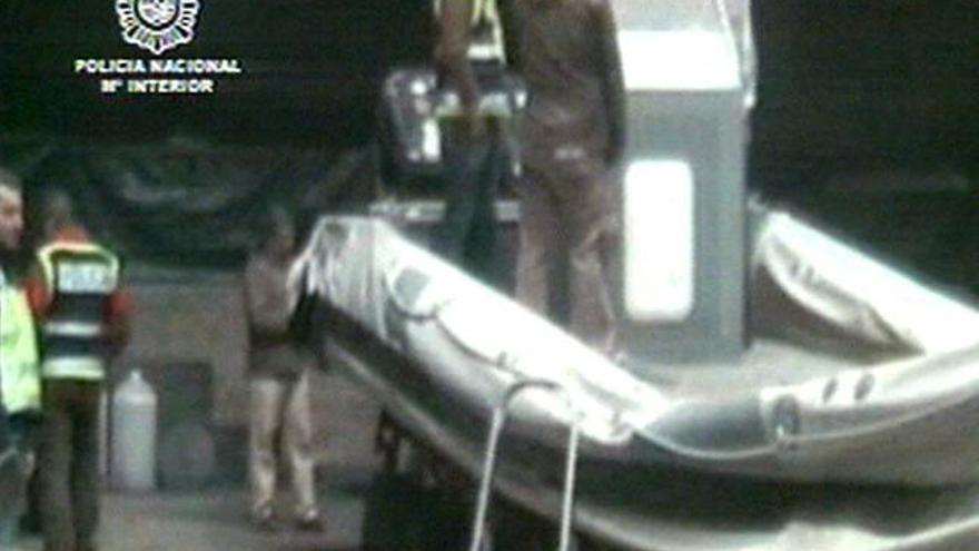 Agentes de la Policía Nacional se han incautado de cinco lanchas rápidas (en la imagen, una de ellas), varios motores, combustible, camiones e instrumentos de navegación, en el marco de la operación "Tabaiba", en la que el pasado 11 de enero fueron detenidos dos "históricos" del narcotráfico gallego.