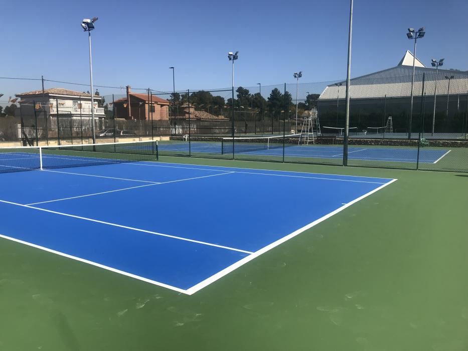 Reforma de la pista de tenis de Torrent.