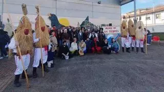 Los Sidros y Comedies de Valdesoto prenden en Bimenes y bautizan al alcalde yerbato: "Si tas falando d’Aitor, sería el pitufu folloneru"
