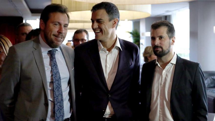 Pedro Sánchez, junto al alcalde de Valladolid, Óscar Puente (izquierda), y el secretario autonómico del PSOE,Luis Tudanca.