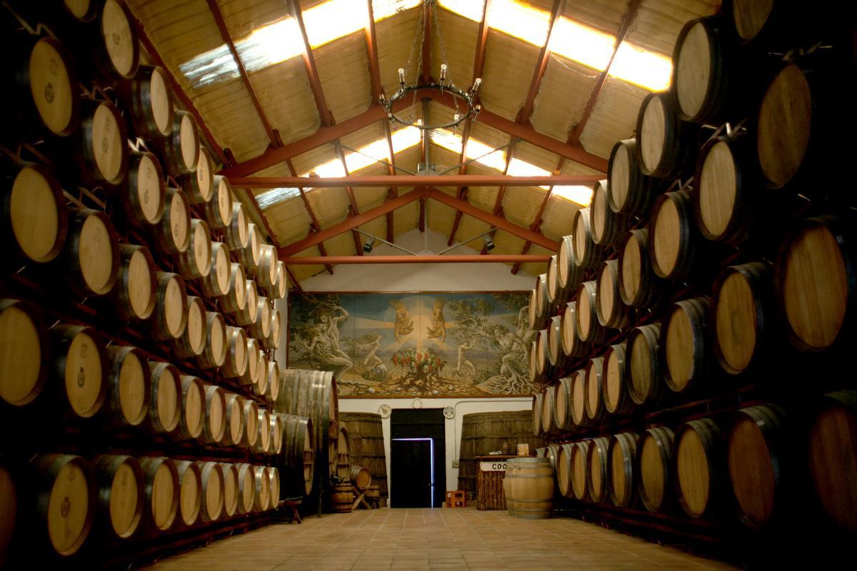 El interior de las instalaciones de la bodega La Baronía de Turís, una de las más veteranas de la C. Valenciana.