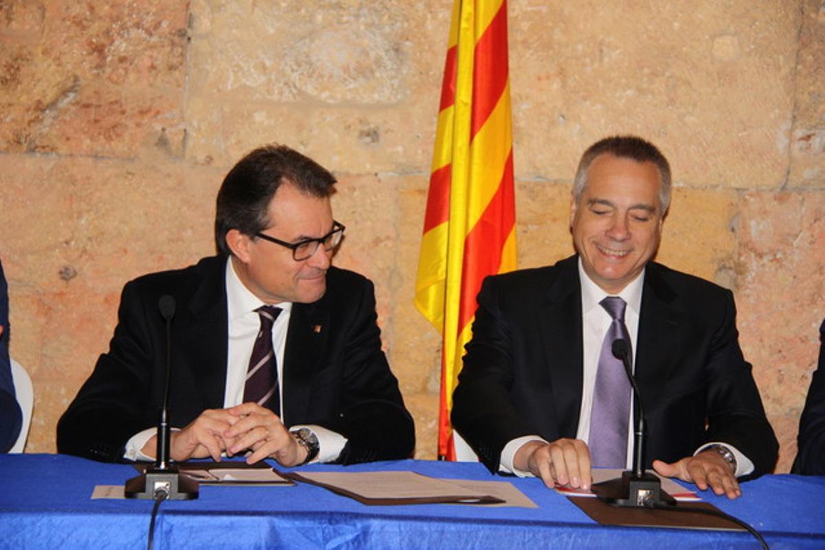 El president Artur Mas i Pere Navarro, després de firmar l’acord que permetrà BCN World.