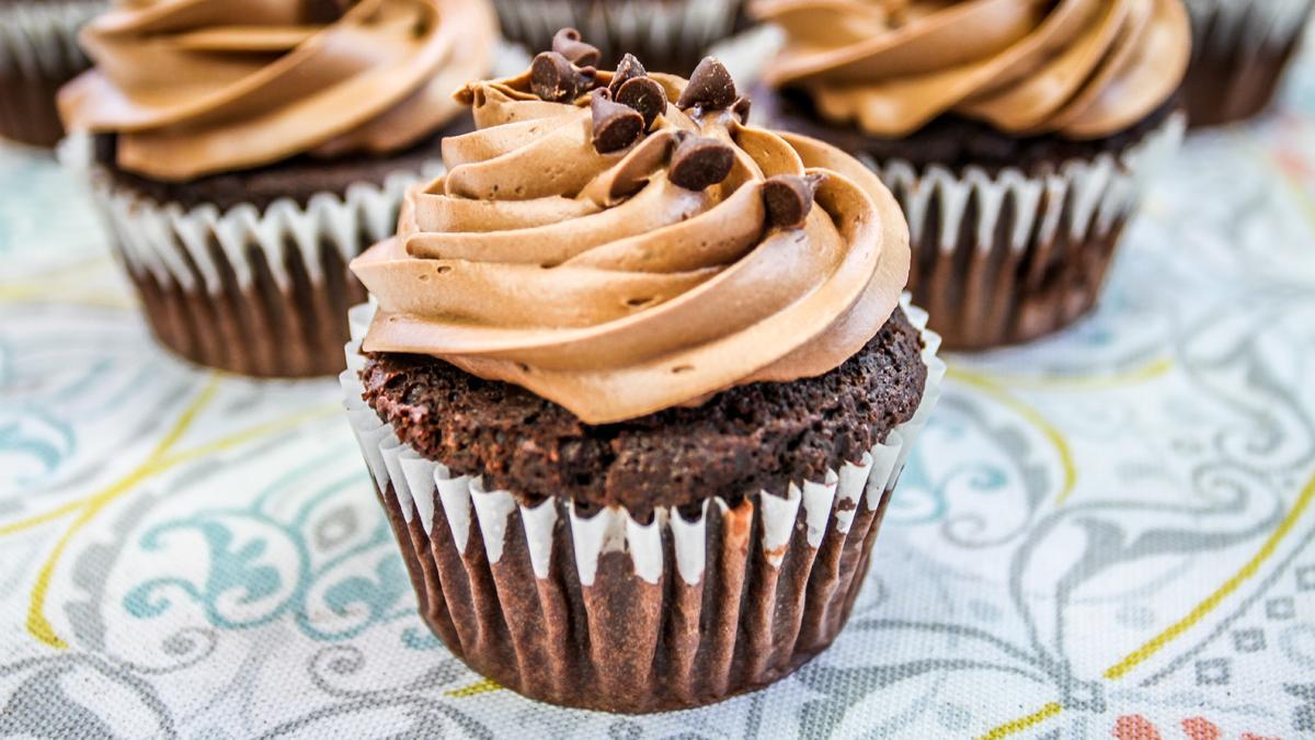 Un cupcake de chocolate listo para ser devorado