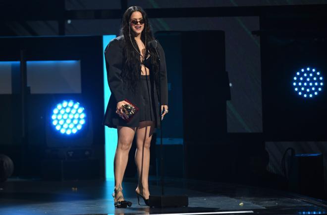 Rosalía en el escenario de los Grammy Latinos