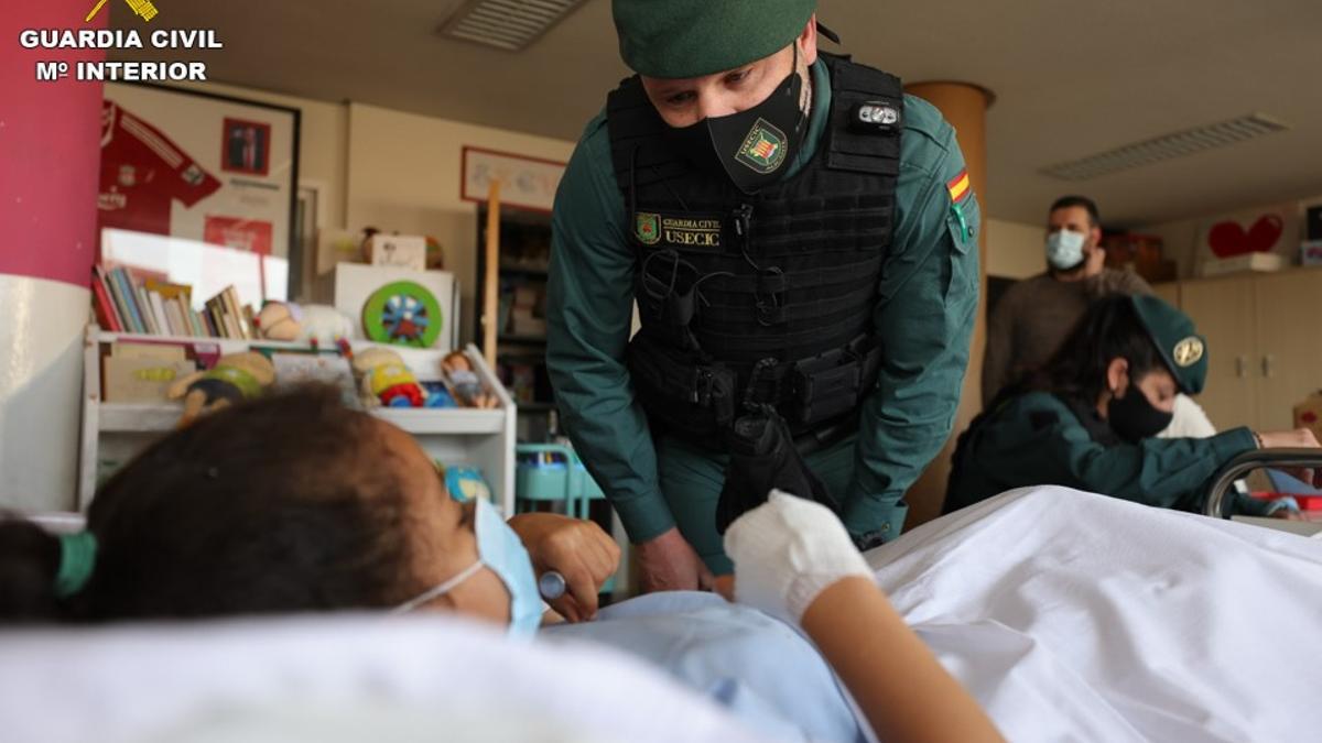 Un momento de la entrega de muñecas artesanas en el Hospital General.