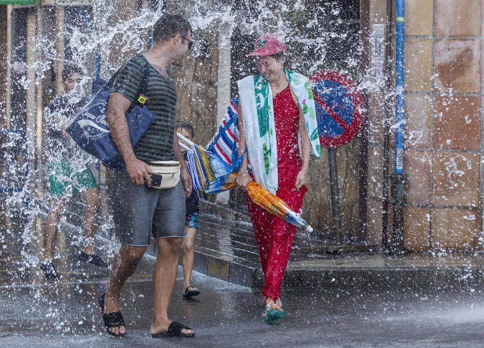 Una refrescante "poalá" para encarar el final de fiesta del Raval Roig