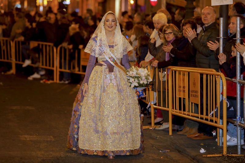 Marina Civera y su corte de honor en la Ofrenda de las Fallas 2019.