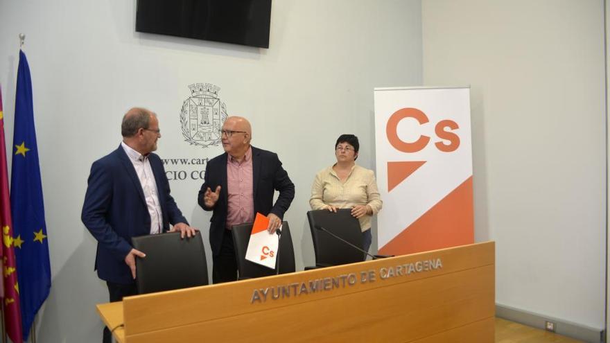 Los tres ediles de Ciudadanos, antes de la rueda de prensa.