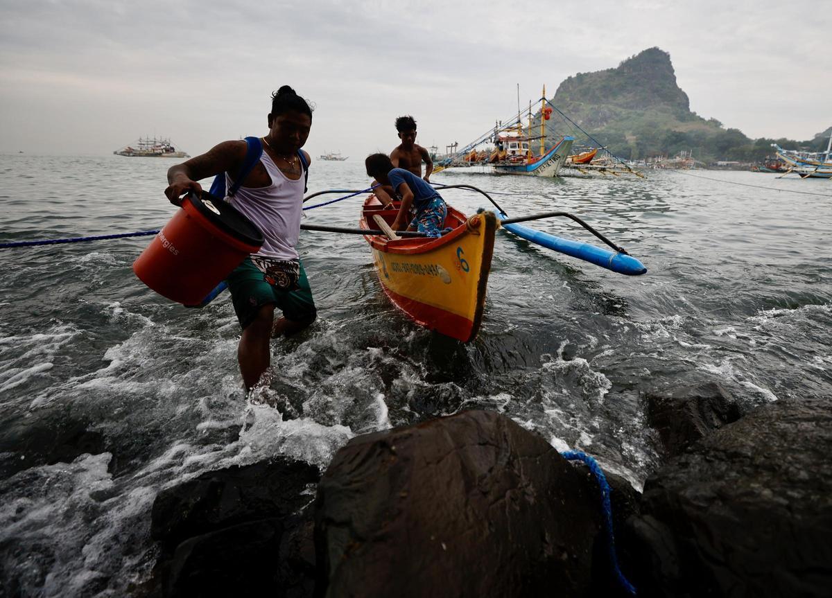 Guardacostas filipinos trabajan para contener el vertido de fuel industrial en la bahía de Manila