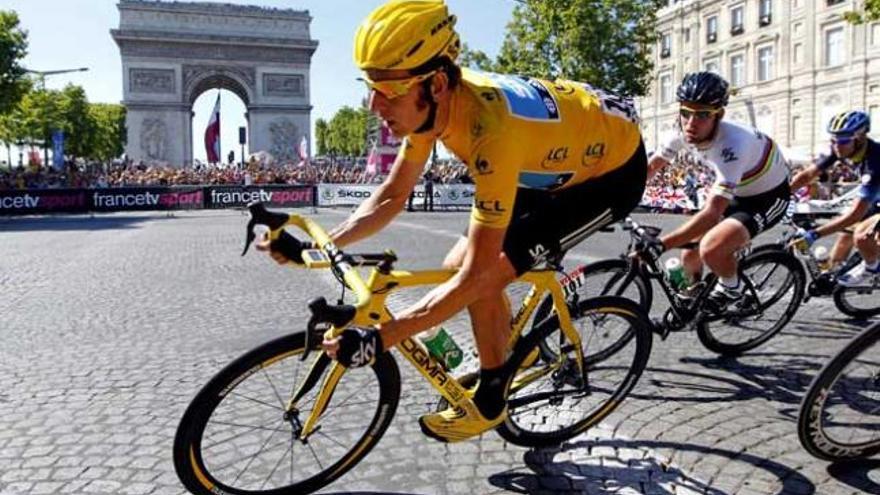 El ciclista británico Wiggins frente al Arco del Triunfo