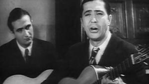 Garlos Gardel y Josep Plaja (detrás), en la película ’Cuesta abajo’, de 1934