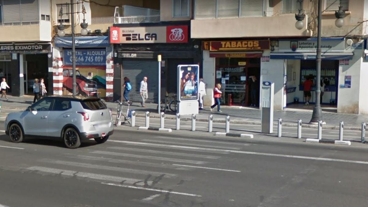 Dos jóvenes acuchillan y golpean a un hombre frente a la Escuela Oficial de Idiomas en València