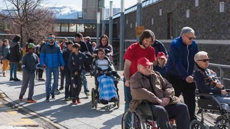 Usuaris i personal de la Residència Sociosanitària en una activitat a l&#039;exterior de les instal·lacions