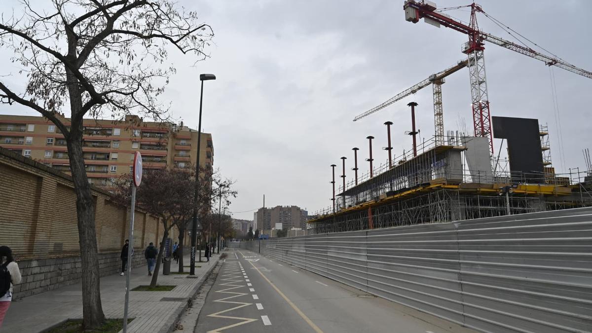 El lateral del Gol Sur de La Romareda es el que más avanzado está.