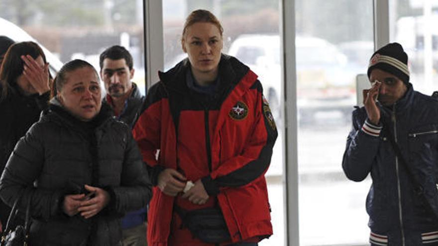 Familiars de les vítcimes arribant a l&#039;aeroport de Rostov.