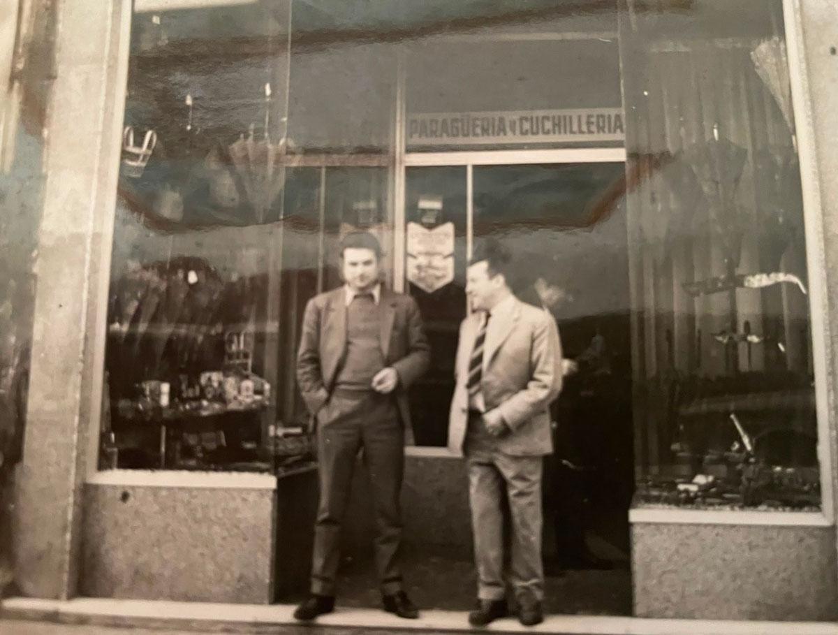 A la izquierda, Antonio Rodríguez, padre de Roberto; y a su derecha, su hermano Manuel.