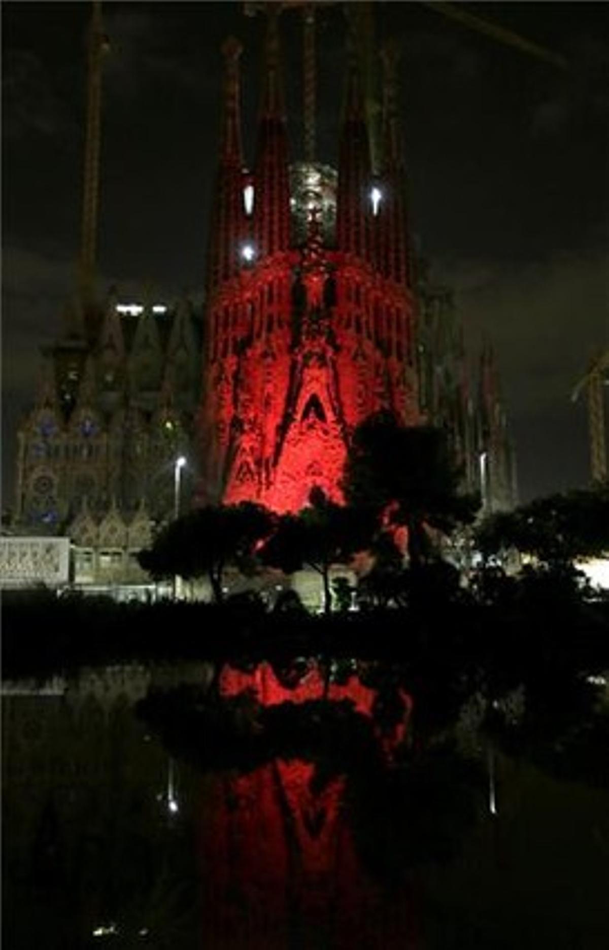 La Sagrada Família, de vermell pel Dia Mundial de la Sida.