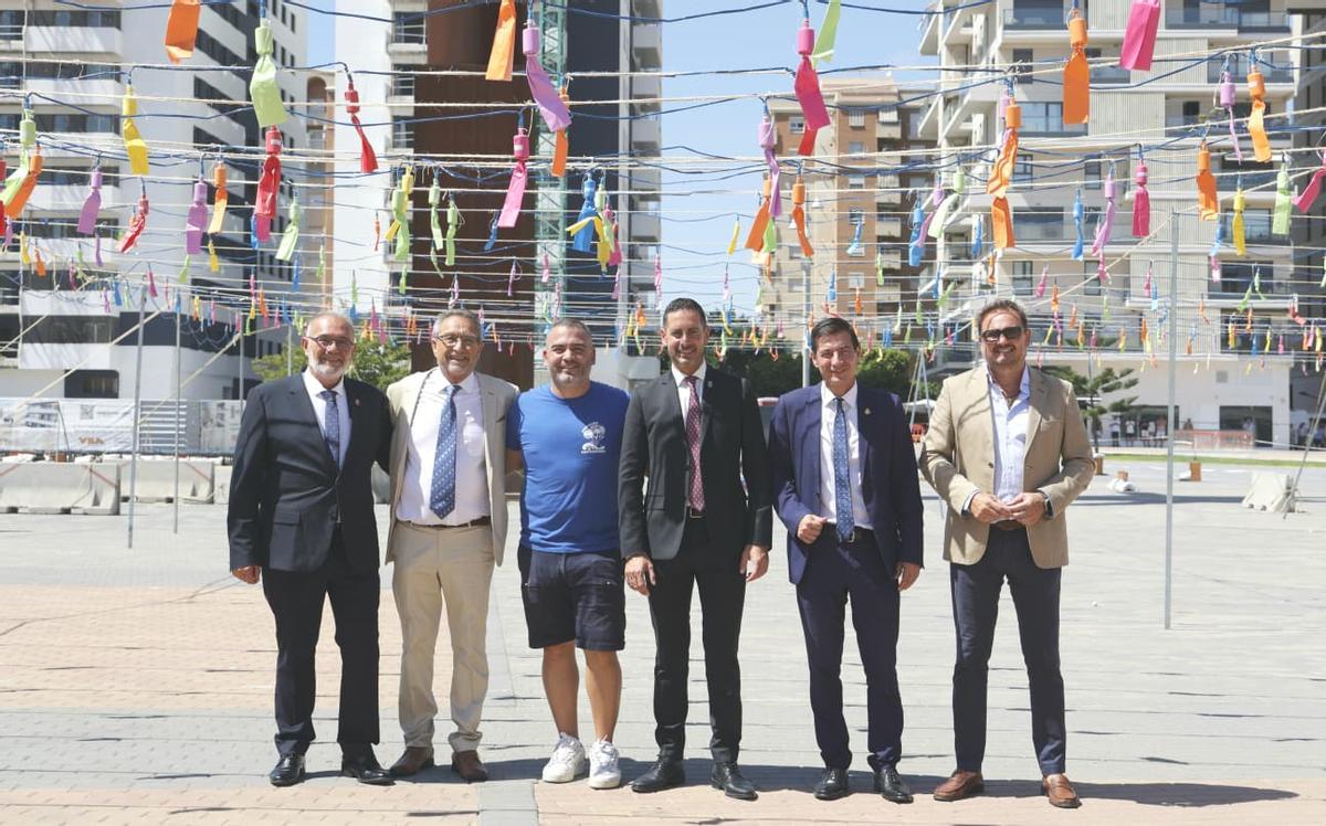 Bielsa con los invitados en la mascletà.