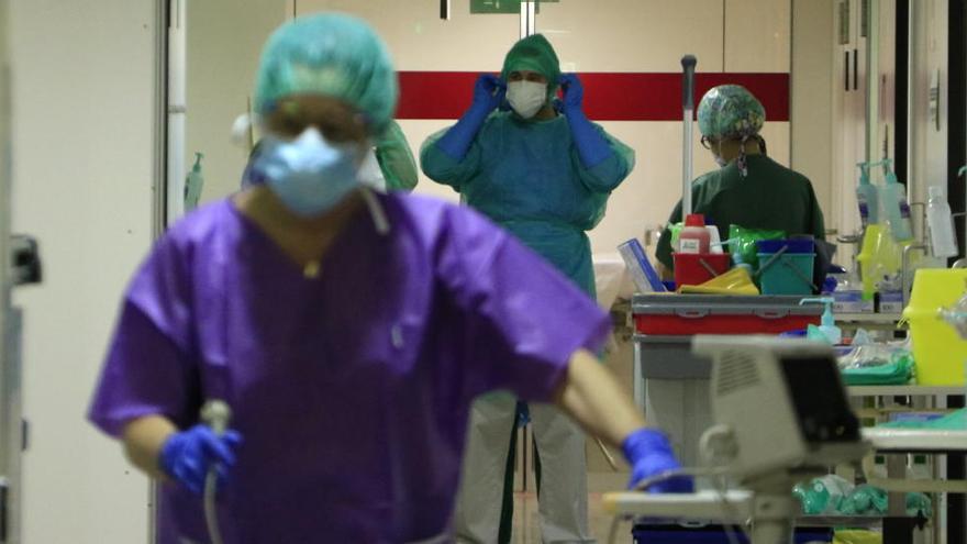 Professionals sanitaris en un passadís de l&#039;Hospital de Bellvitge