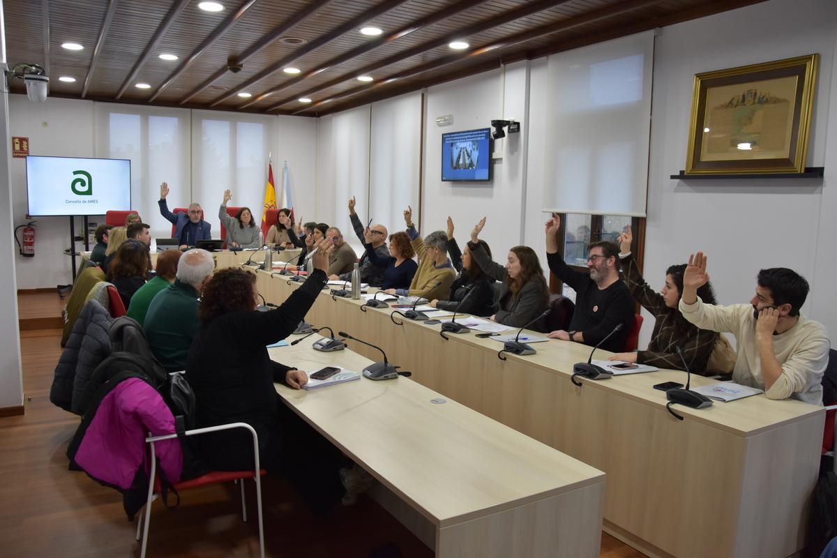 Votación a favor del plan de obras de Ames, en la que el PP optó por abstenerse