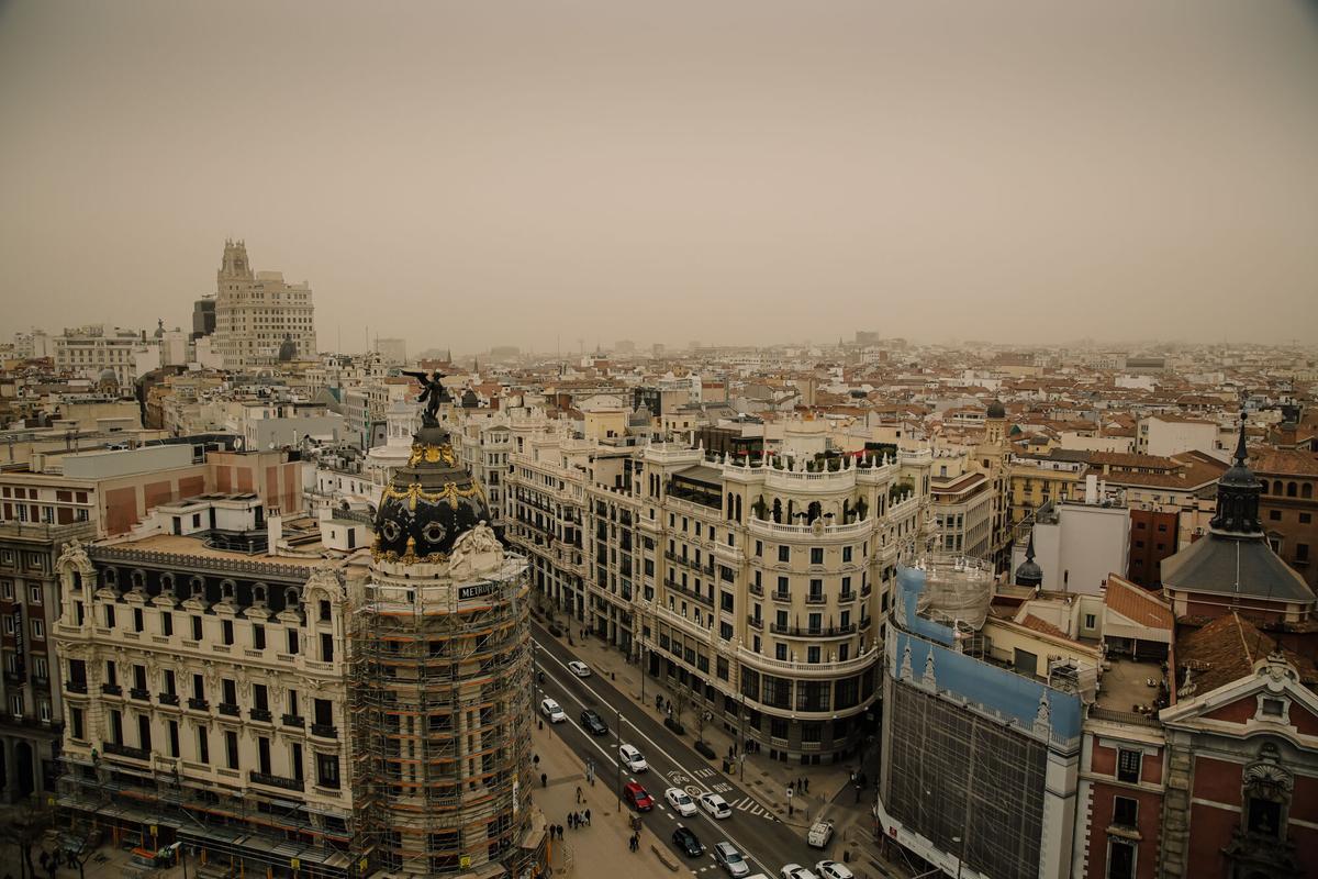 La Gran Vía con calima desde la terraza del Círculo de Bellas Artes, a 15 de marzo de 2022, en Madrid