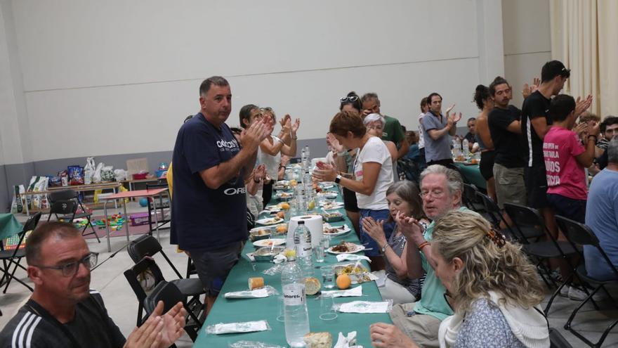 Comida en el pabellón | Aplauso espontáneo en Borja a los voluntarios que atienden a los evacuados
