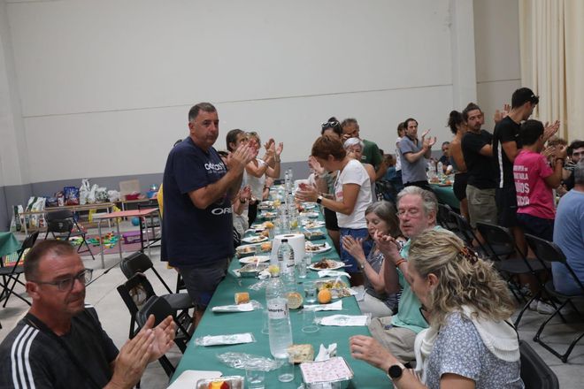 Comida en el pabellón | Aplauso espontáneo en Borja a los voluntarios que atienden a los evacuados
